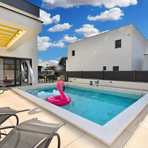  Ferienhaus Jlo1 Mit Beheizbarem Pool